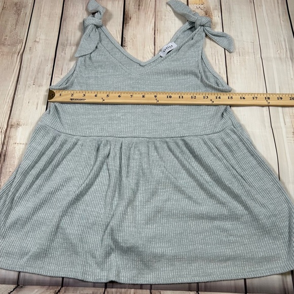 Gilli Gray Sleeveless Top with Bow Details. Size Medium. Great for Layering. - Picture 2 of 4